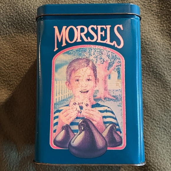 Nestle Toll House Cookies Limited Edition tin. Approx 4 1/4” x 6 1/4” - Picture 4 of 9